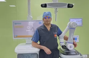 Dr. Jitesh Jain with a robotic-assisted system for knee replacement surgery